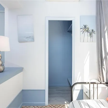 Luxurious-historical With Terrace דירה *