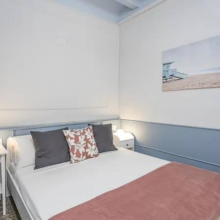 Luxurious-historical With Terrace דירה *