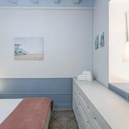 Luxurious-historical With Terrace דירה *